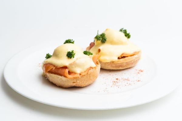 SALMON BENEDICT