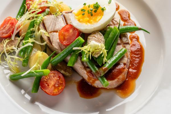 tuna steak at cafe riggs