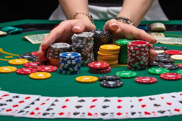 Apakah-Legal-untuk-Bermain-Situs-Poker-Dengan-Uang-Asli-1536x1025.jpg