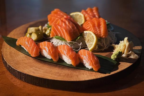 nigiri_on_leaf_square-2.JPG